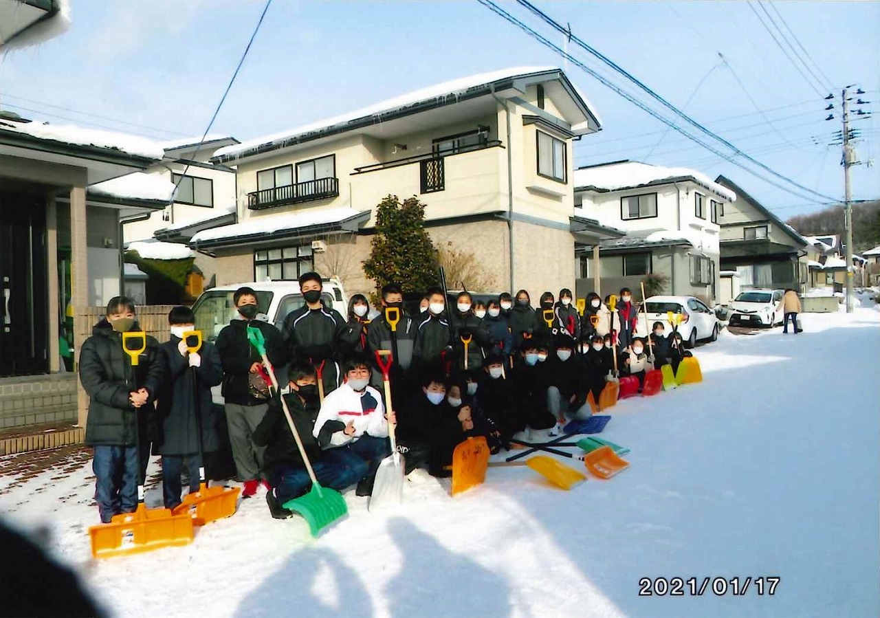 雪かき用スコップを手にした子どもたちの集合写真