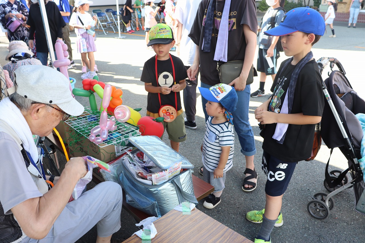 子どもたちが風船を作ってもらっている様子