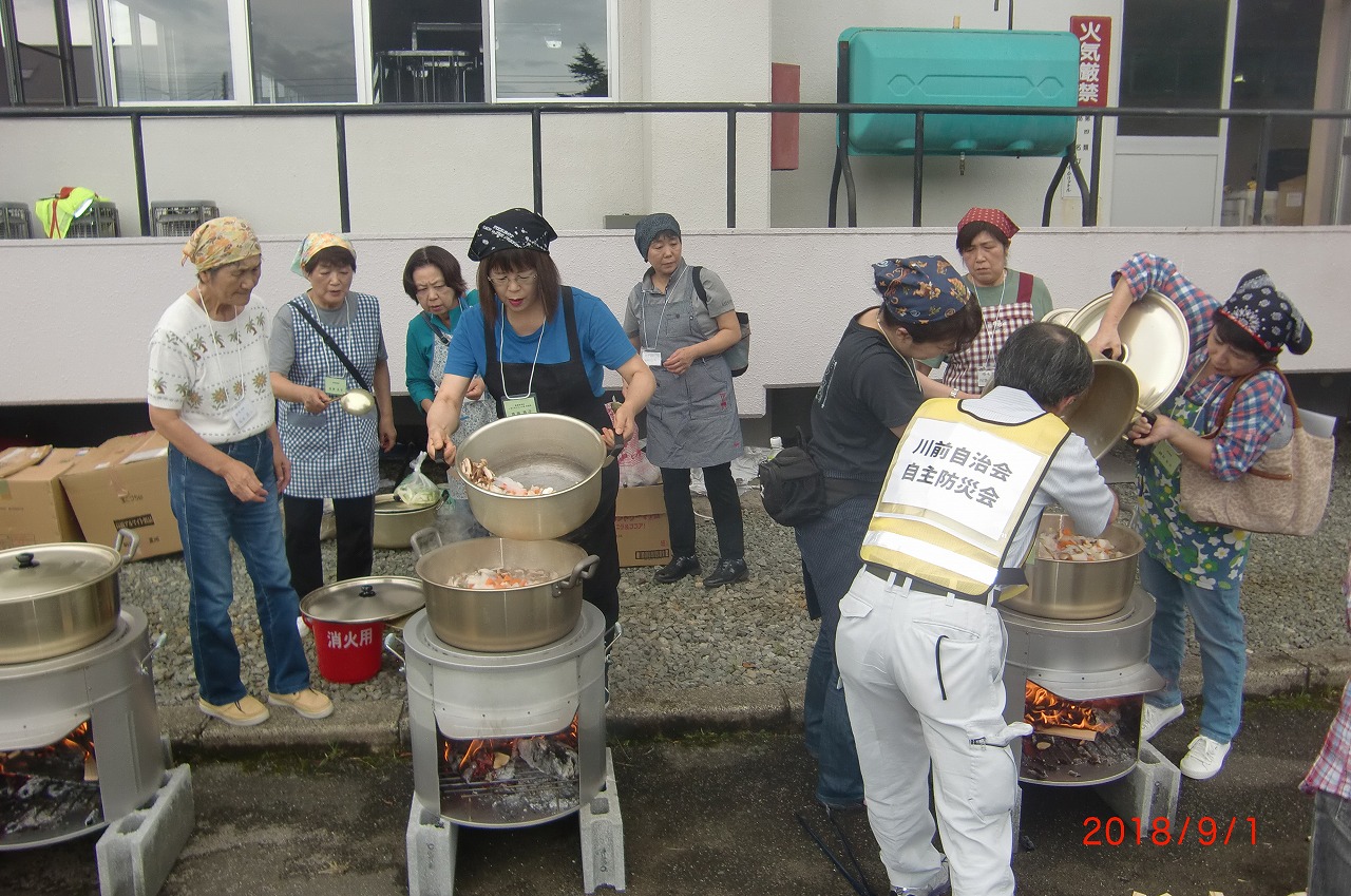 自治会で料理を作っている様子