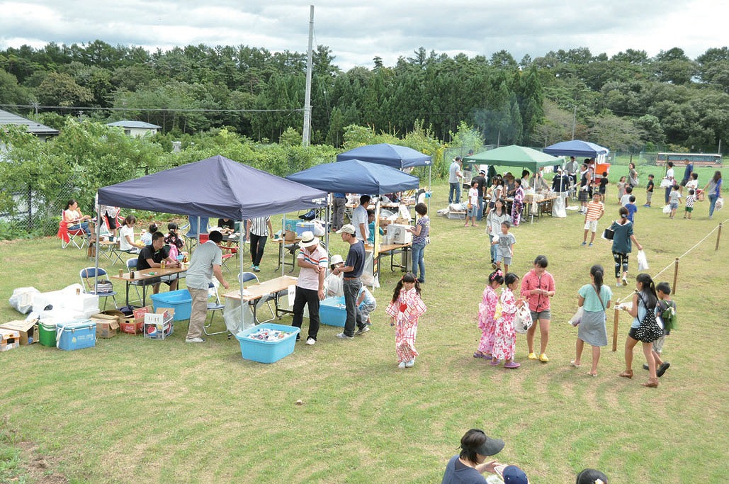 自治会の行事で人々が集まっている様子