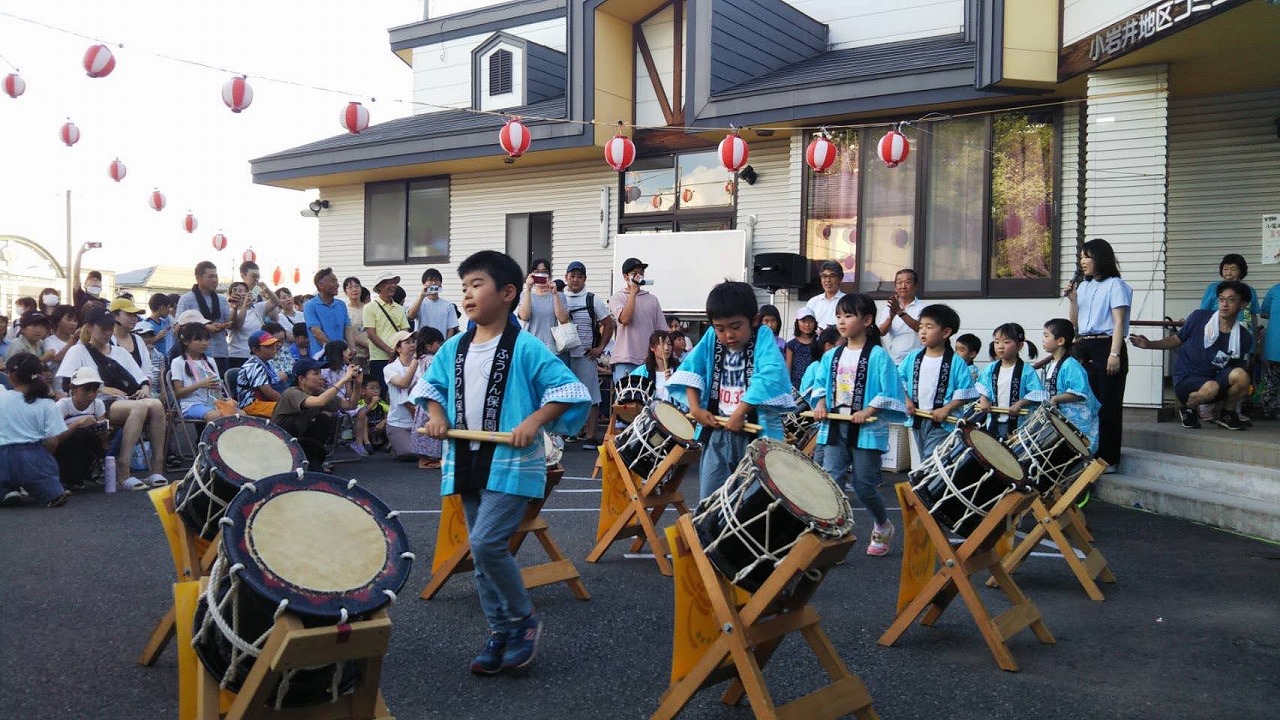 子どもたちが太鼓を叩いている様子