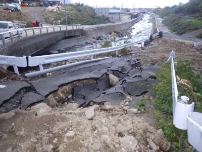 壊れた道路の様子