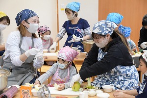 大人と子供がともに料理を行っている様子