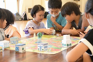 子どもたちがボードゲームをして遊んでいる様子