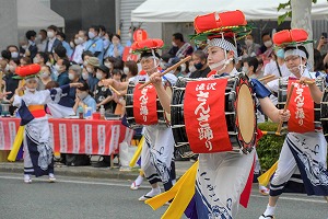 さんさ踊りが披露されている様子