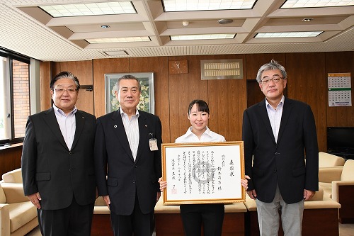 第34回全日本女子ウエイトリフティング選手権大会の45kg級で優勝した鈴木莉乃さん