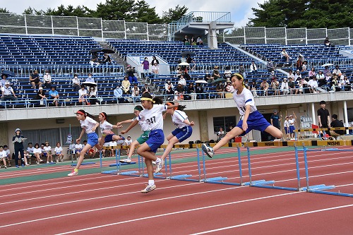 小学校陸上競技記録会ハードル競争の様子