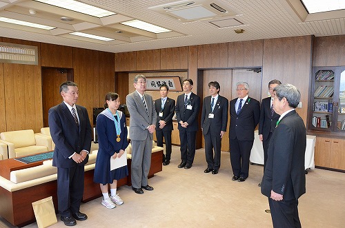 JOC水泳女子優勝、滝沢中学校中島さんの写真