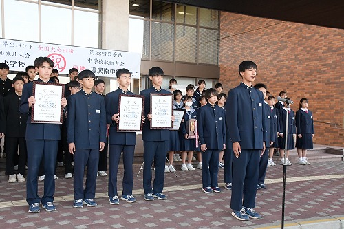 大会結果を報告する様子