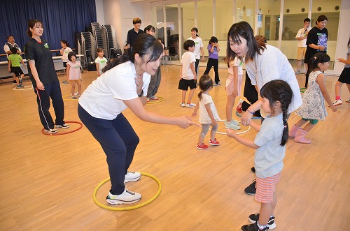 フラフープで遊ぶ様子