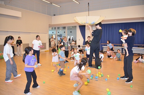 玉入れで遊ぶ様子