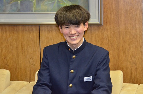 抱負を述べるジュニアユース（U-15）ホッケーチームにおける日本代表選手に選出された滝沢南中学校3年生の下田侑樹（しもだ ゆうき）さん