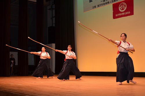 正面になぎなたを構えるなぎなた演武の様子