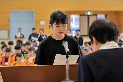 激励する佐藤静子さんの写真