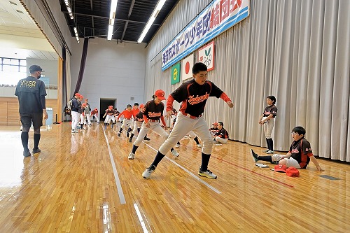 ステージで行われた反復横跳びの様子