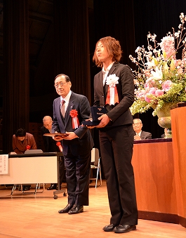 授与後の岩清水選手