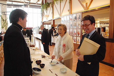 （写真＝柳沢在住の陶來代表の大沢和義さんも参加）