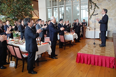 （写真＝南副村長が中締めのあいさつ）