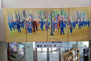 （写真＝あいさつする高松さんと絵画展）6