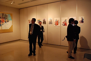 （写真＝あいさつする高松さんと絵画展）5