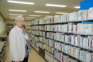 （写真＝湖山図書館にて）