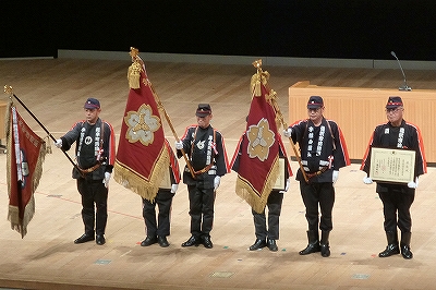 日本消防協会より優良消防団「竿頭綬」を授与された様子