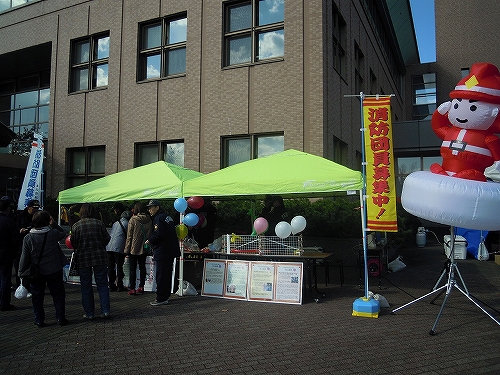 県大大学祭で消防団体験の様子