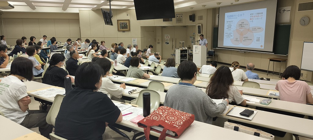 リカレント教育について学ぶ様子