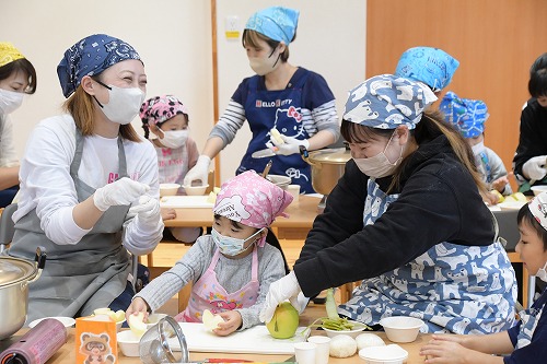 一緒に料理するたくさんの親子の様子