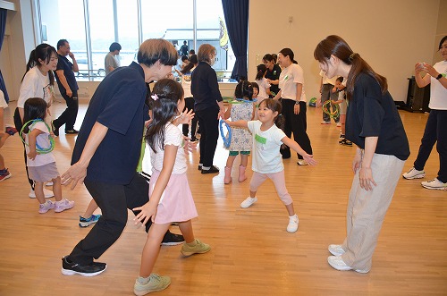 一緒に踊る沢山の親子の様子