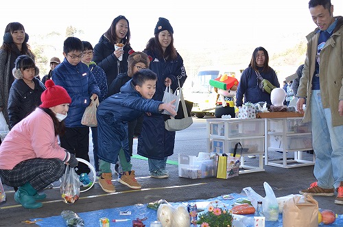 子どもと大人が触れ合っている様子