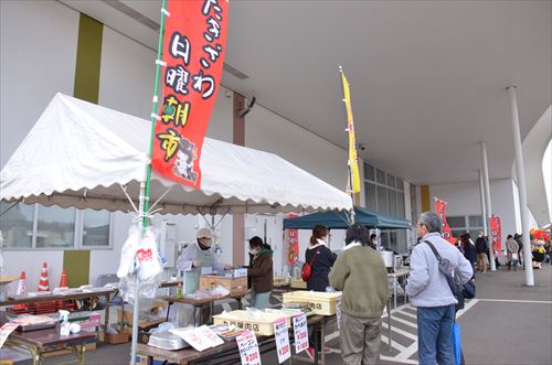 たきざわ日曜朝市の様子