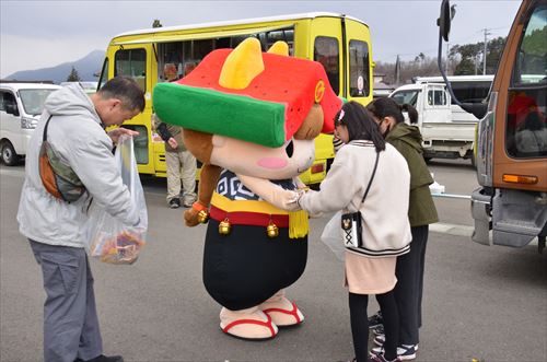 ちゃぐぽんと触れ合っている様子