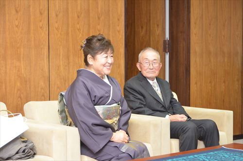 椅子に座っている上野カナエさんの様子