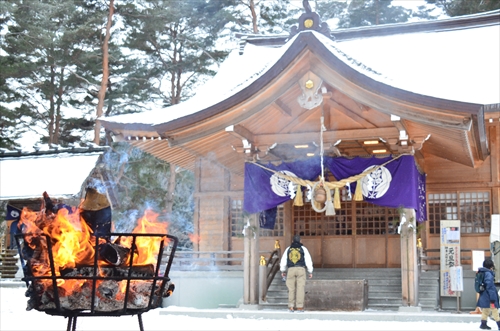 鬼越蒼前神社にお参りしている様子