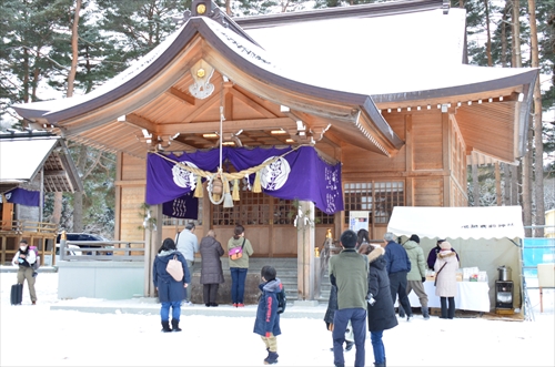 右前方から見た鬼越蒼前神社の写真