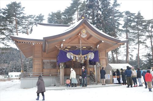 左前方から見た鬼越蒼前神社の写真