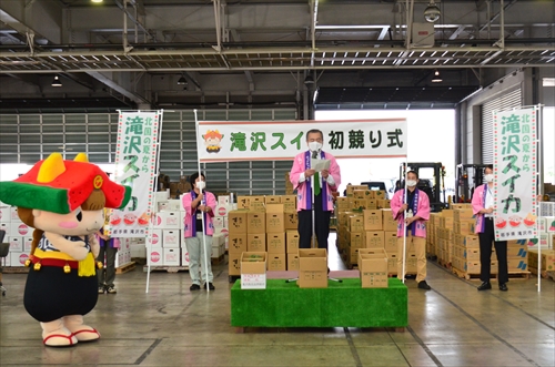 滝沢スイカ初競り式の様子