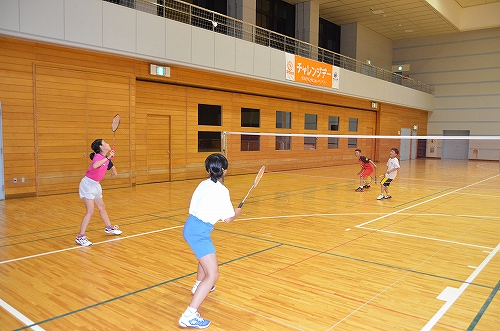 子どもたちがバトミントンをしている様子