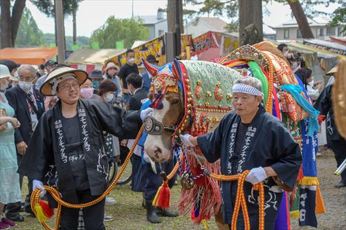 男性2人が馬を引いている様子