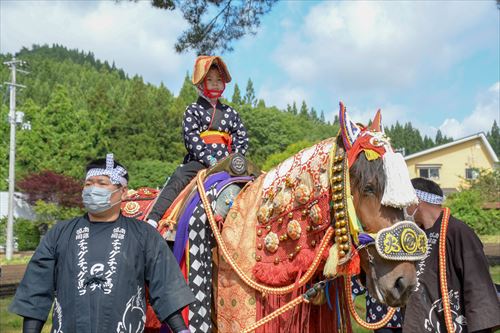 子供が馬にまたがっている様子