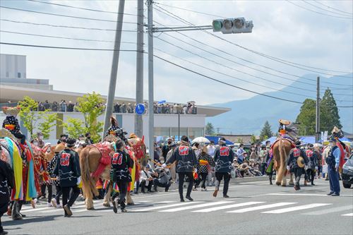 道路沿いでチャグチャグ馬コが行われている様子