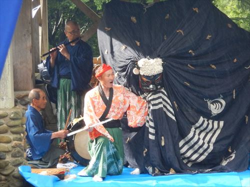 神楽が行われている様子