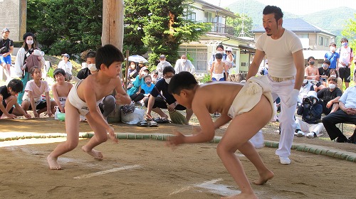 子どもたちが相撲を取っている様子