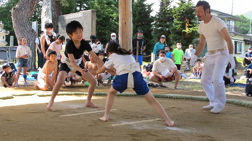 子どもたちが相撲を取っている様子