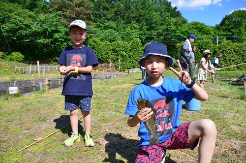 魚を手にした子供たちの写真