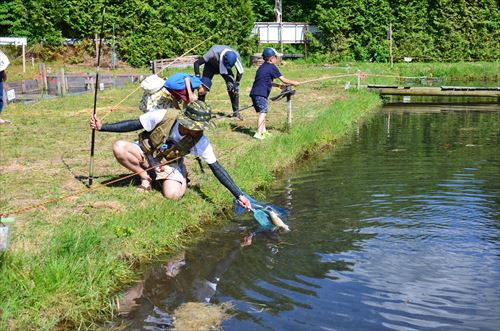 人々がニジマス釣りをしている様子