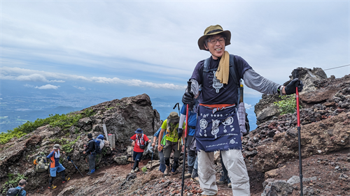 山を登る登山者たちの様子