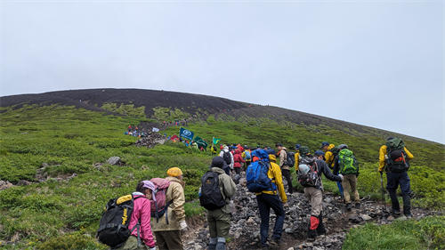 登山者たちが山を登る様子