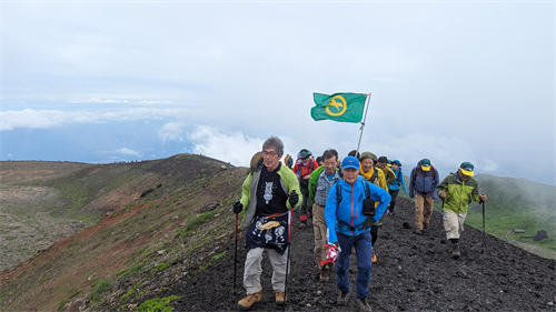 登山者が山を歩いている様子